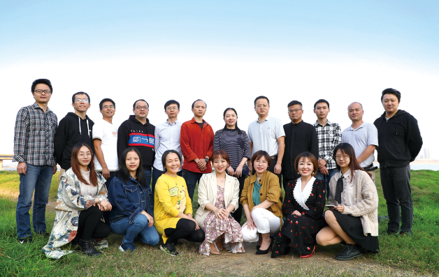 學(xué)生雜志社合影 副本.png